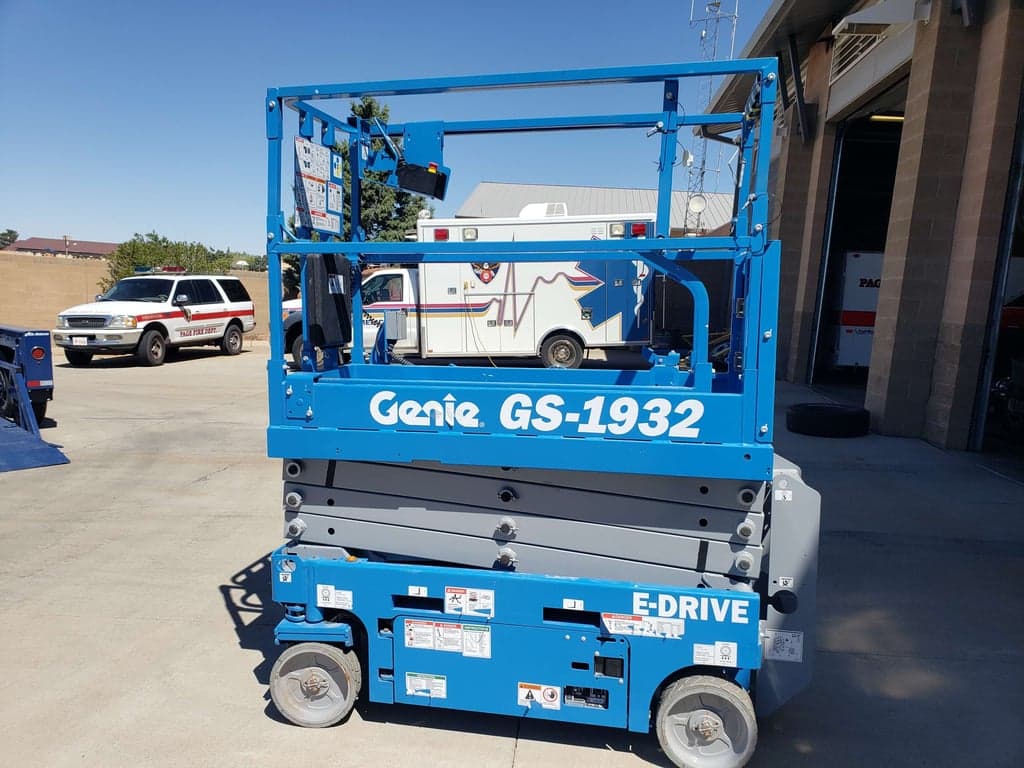 Genie 19' E-Drive Scissor Lift