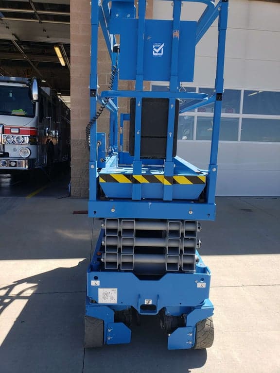 Genie 19' E-Drive Scissor Lift